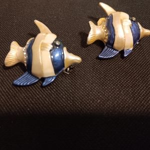 2 VINTAGE FISH WITH RHINESTONES, 2 GOLD POODLES WITH RED BOW BROOCHES